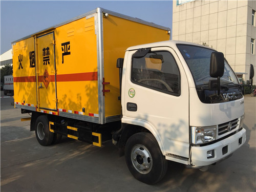 東風(fēng)牌D6型易燃?xì)怏w廂式運(yùn)輸車
