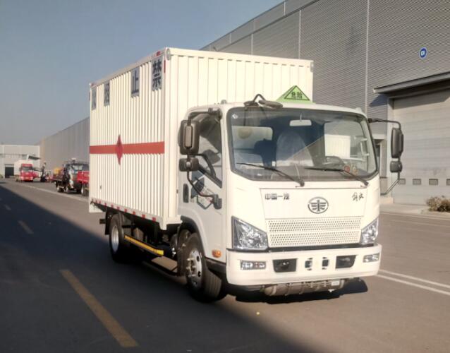 解放牌4.2米易燃?xì)怏w廂式運輸車